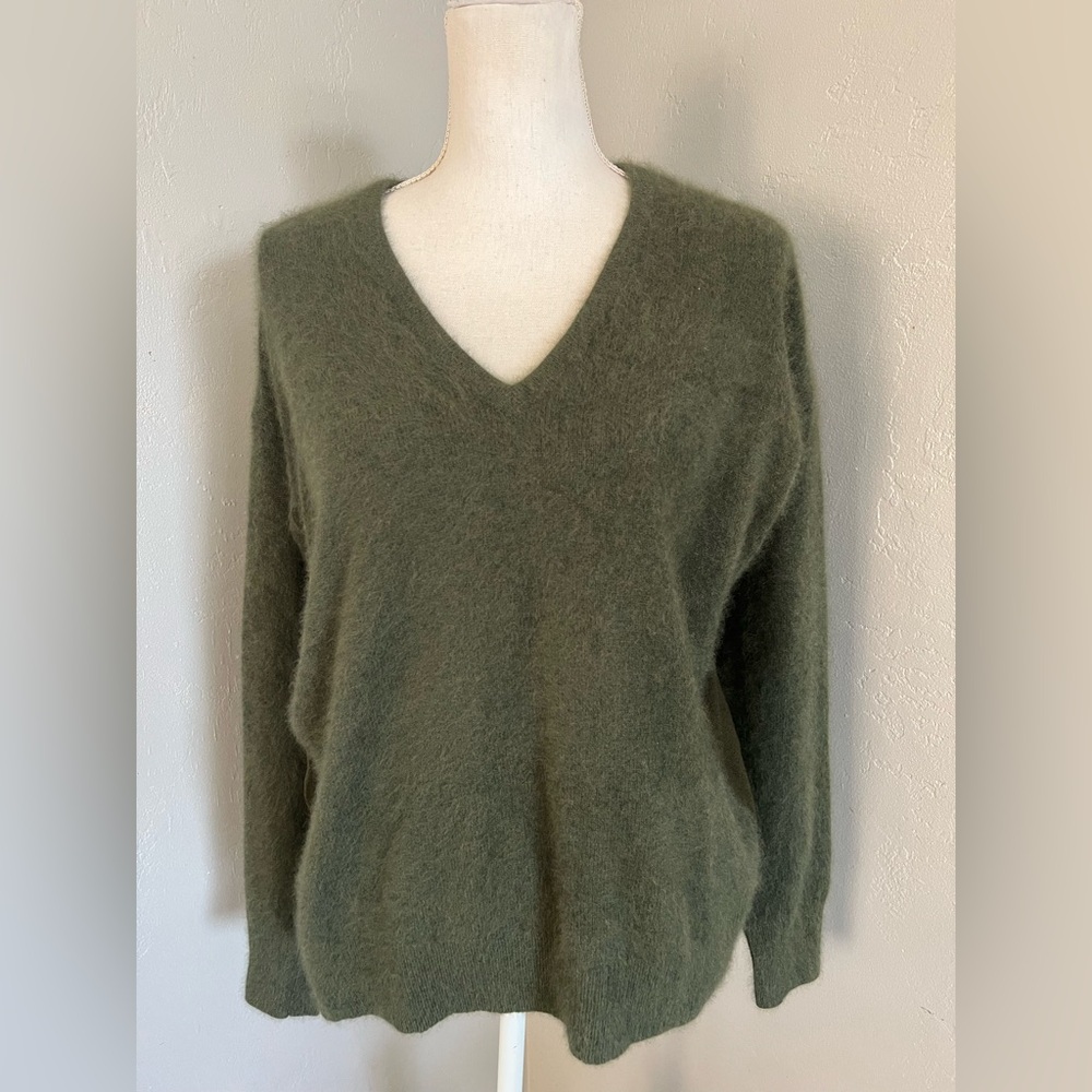 C.T.plage Olive Green V-Neck Women's Sweater 99% Wool 1%polyamid